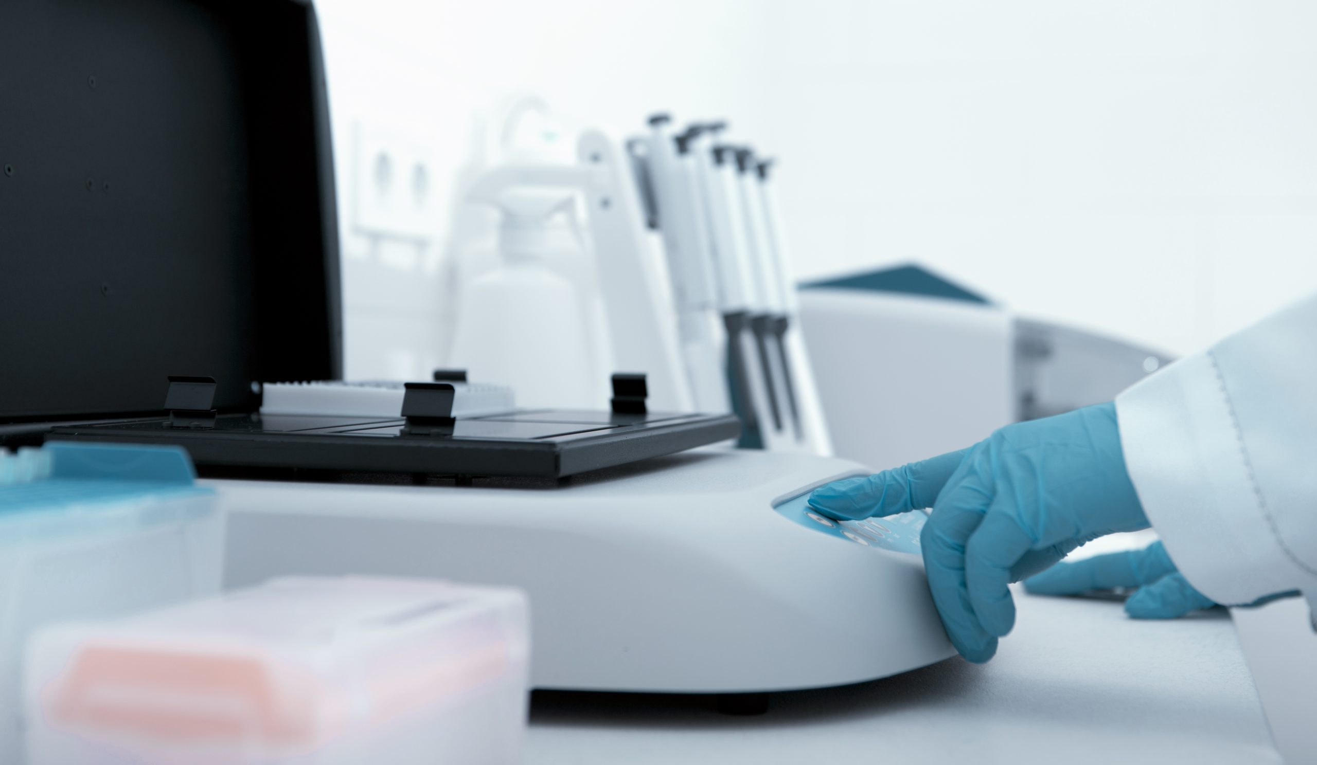 How does a clinical chemistry analyzer work?