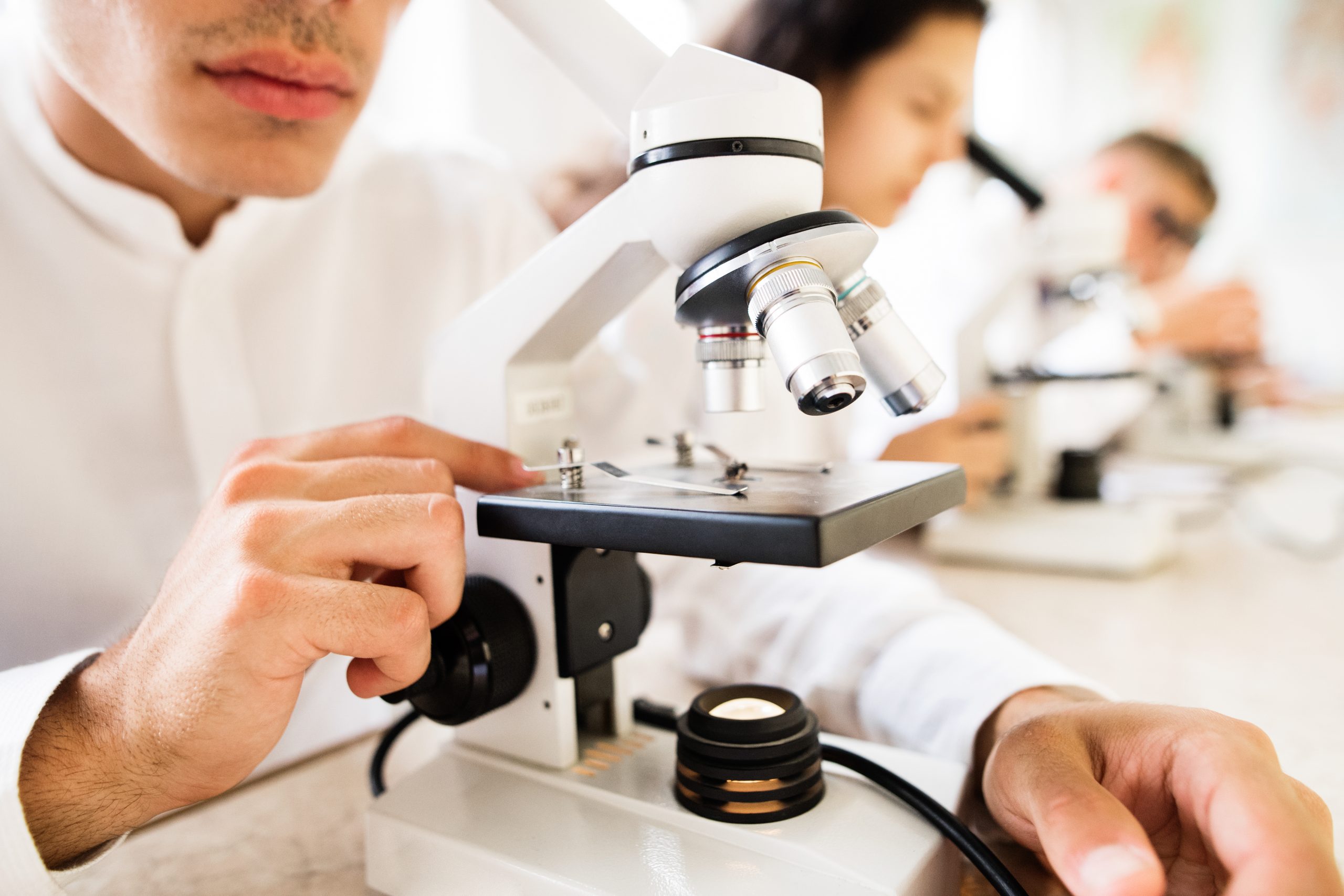 What is a fluorescence microscope?