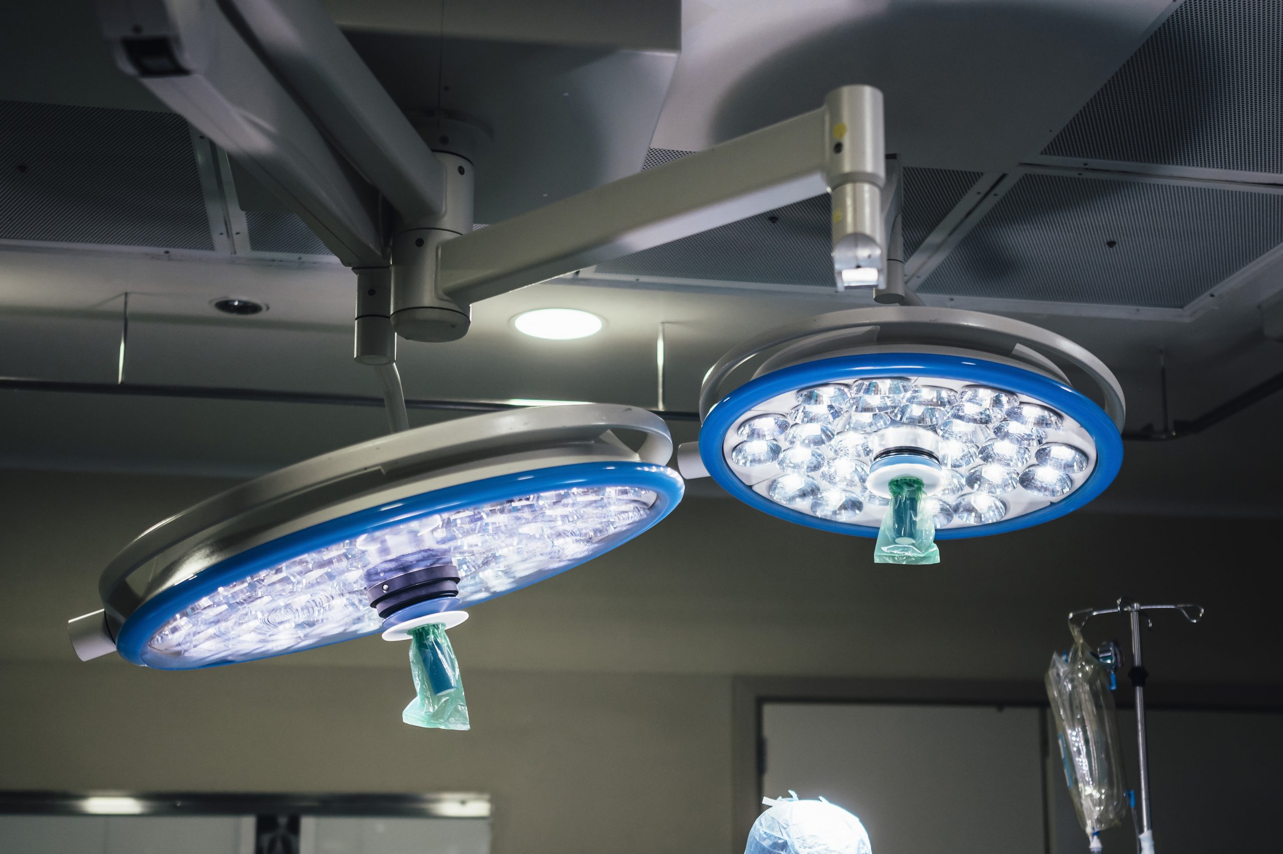 What kind of lighting should there be in an operating room?